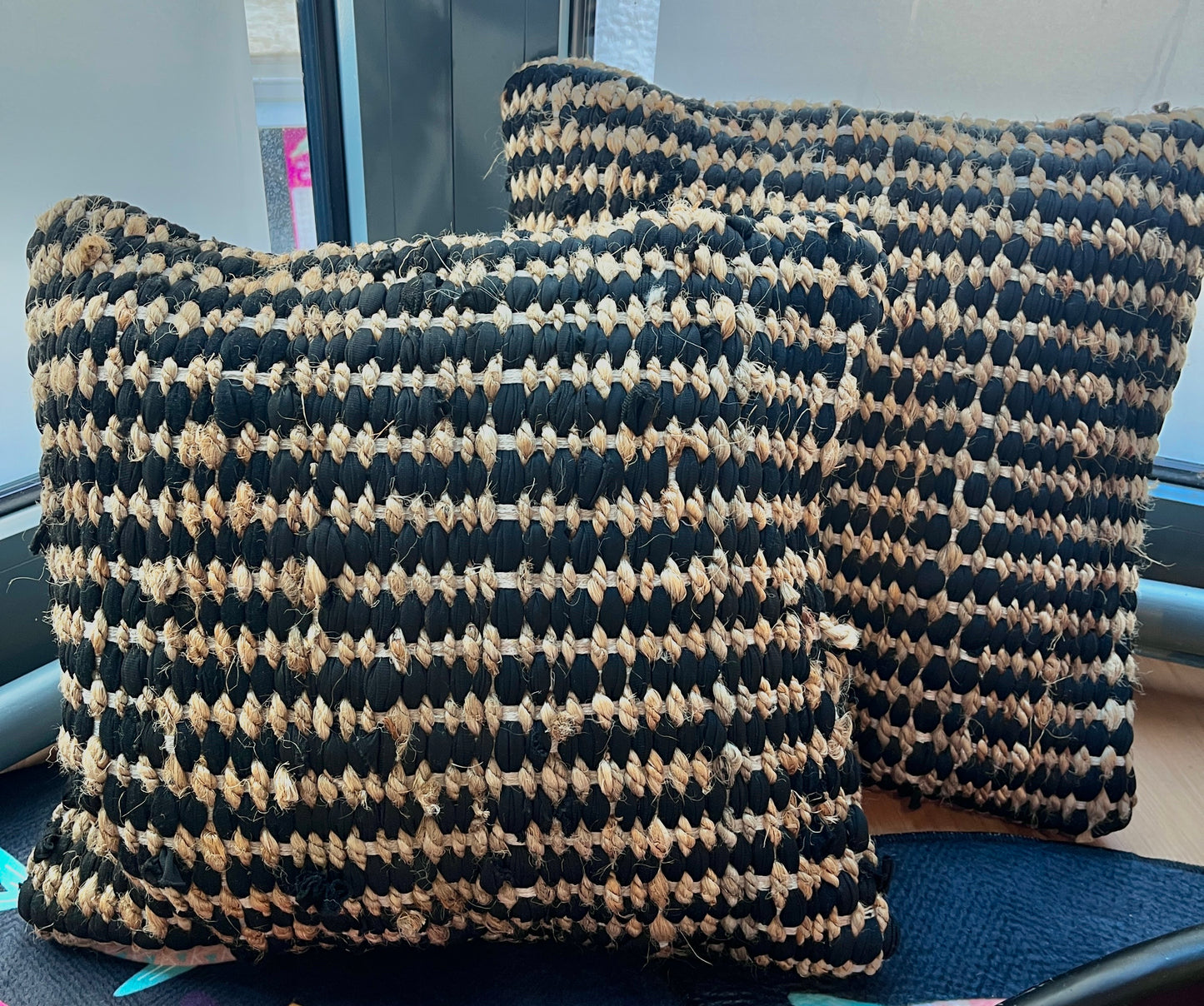 Schwarzes Jute Kissen