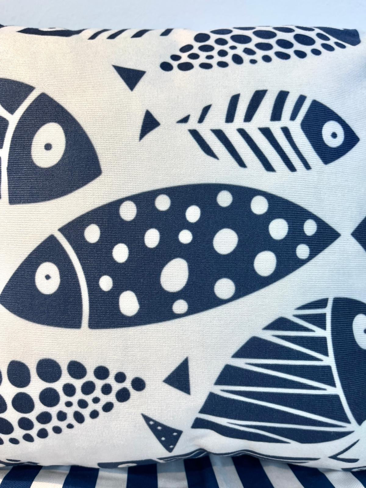 verspieltes Fischmuster-Kissen