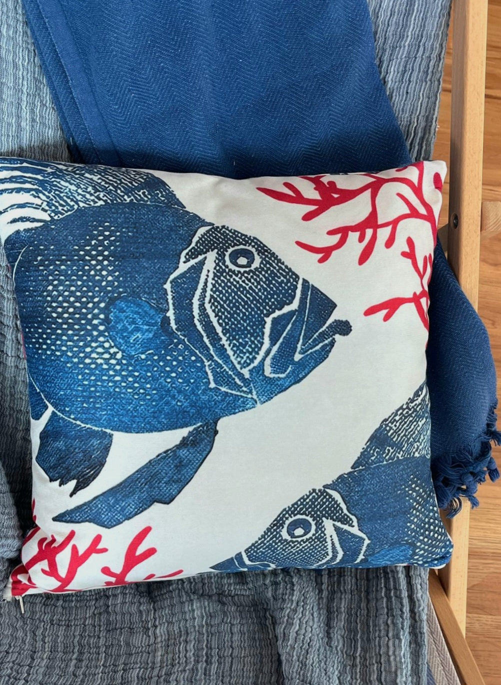 Weißes Fisch und Koralle-Kissen