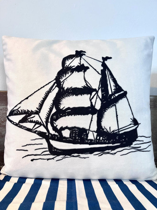 Schwarzes Segelschiff Kissen