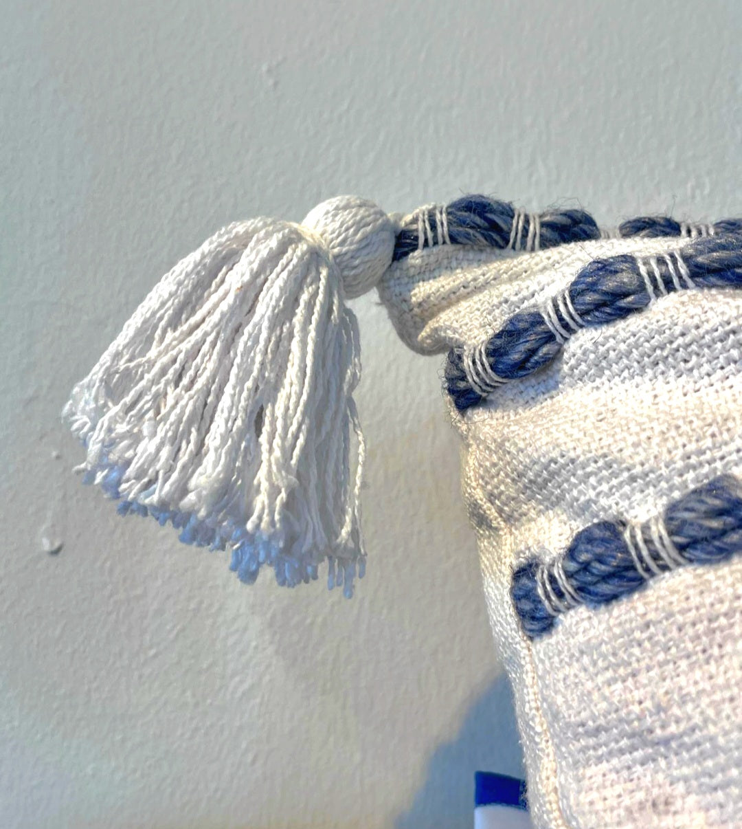 Strukturiertes Kissen mit Puscheln