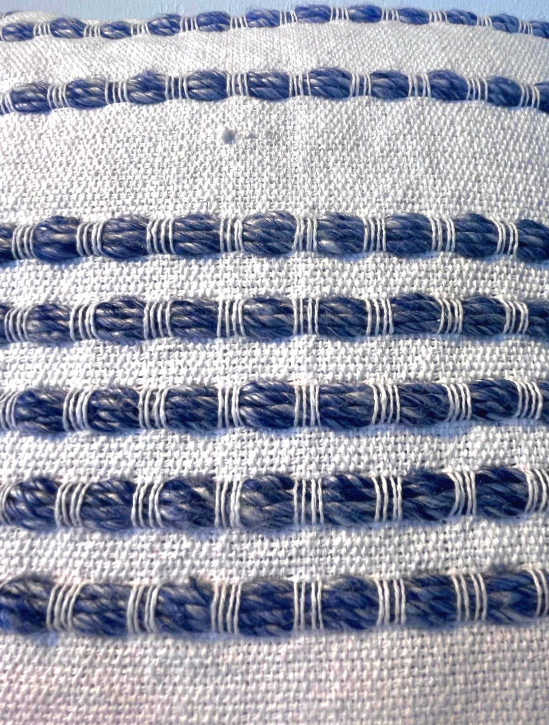 Strukturiertes Kissen mit Puscheln